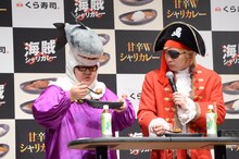 「シャーク☆シャリカレー」を試食するメイプル超合金。