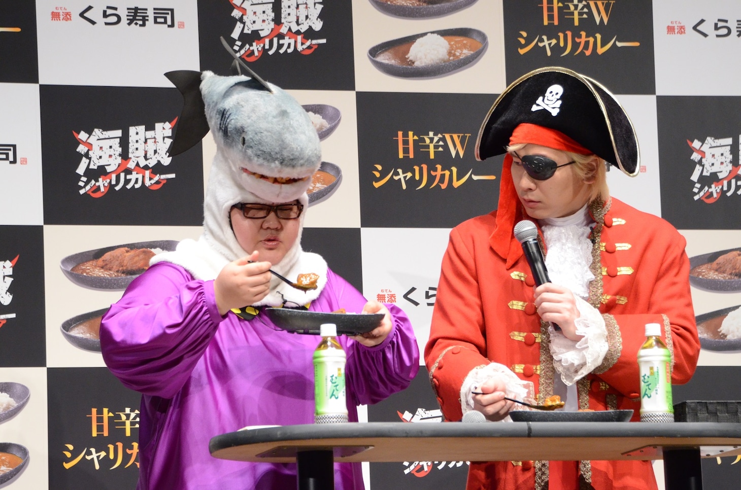 「シャーク☆シャリカレー」を試食するメイプル超合金。