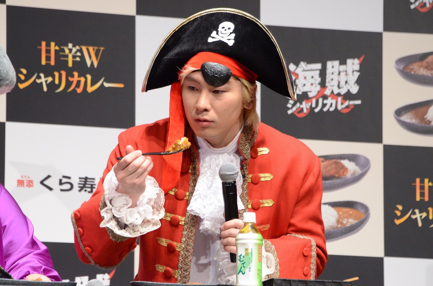 「シャーク☆シャリカレー」を試食するメイプル超合金カズレーザー。