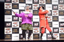 イベントの最後にポーズを決めるメイプル超合金。