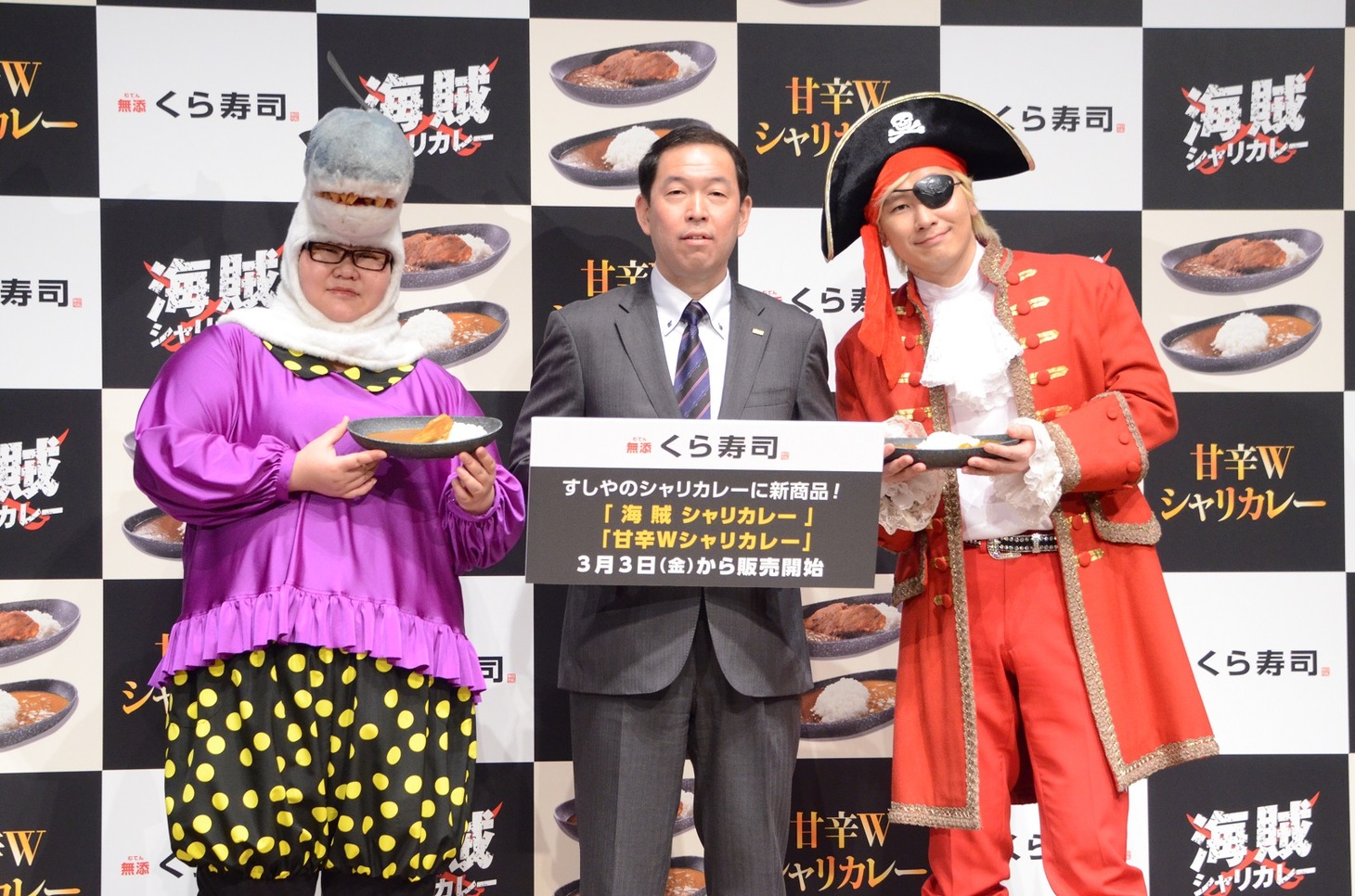 左からメイプル超合金・安藤、久宗裕行氏、メイプル超合金カズレーザー。