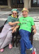 宮川大助・花子。大助は手術記念Tシャツを着用している。
