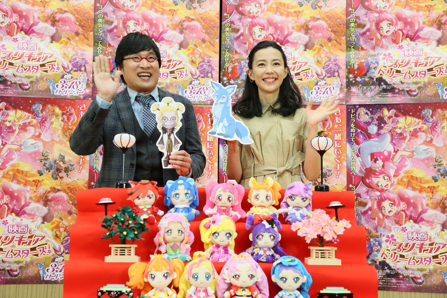「映画プリキュアドリームスターズ！」の公開アフレコイベントに登場した、（左から）南海キャンディーズ山里、木村佳乃。