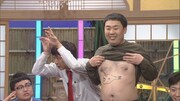 「乳首アート」を披露するフットボールアワー岩尾（右）。(c)CBC