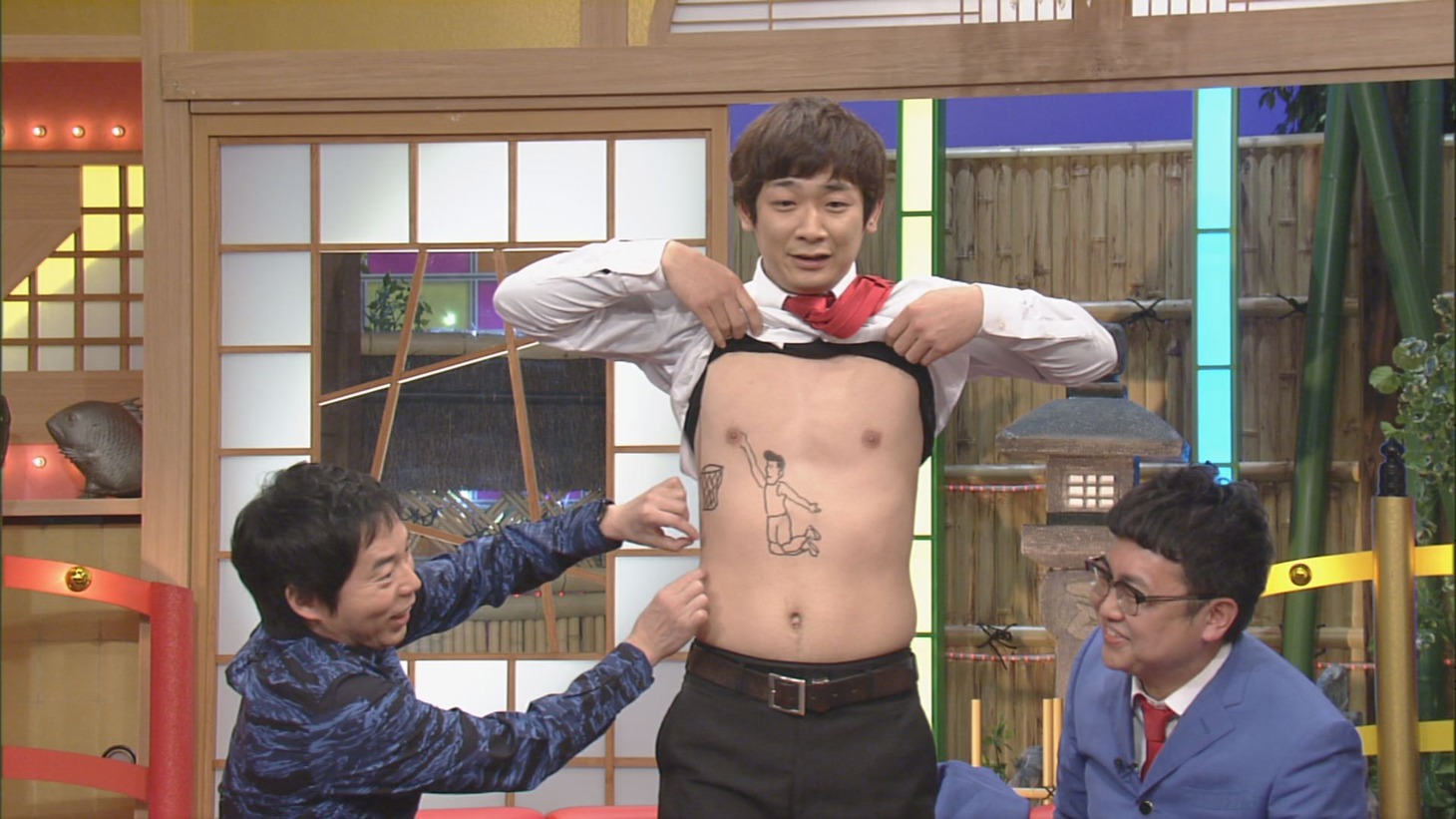 「本能Z」で「乳首アート」を披露する銀シャリ鰻（中央）。(c)CBC