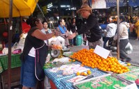 タイ・チェンマイを旅する千原せいじ。(c)読売テレビ