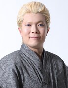 ゴードンを演じるオラキオ。