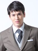 神永を演じる才川コージ。