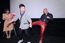 武田幸三のタイキックを食らう吉田裕（中央）。