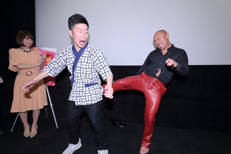 武田幸三のタイキックを食らう吉田裕（中央）。