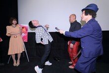 武田幸三のタイキックを食らった吉田裕（左から2人目）。