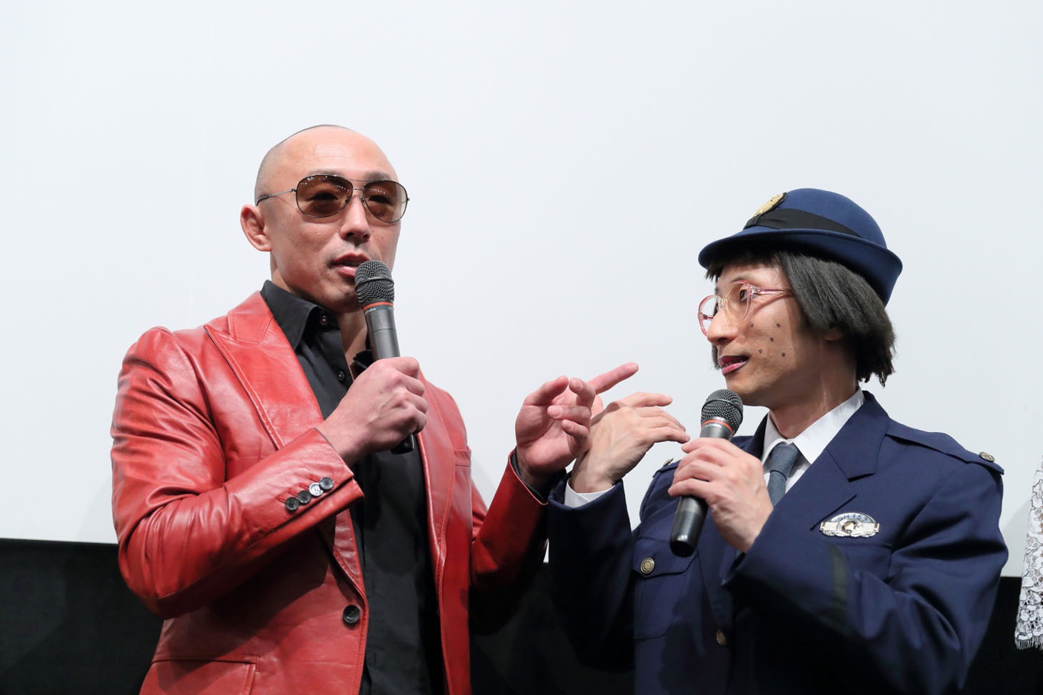 すっちー（右）が食事に誘ってくれないと訴える武田幸三（左）。
