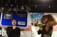 頭上の商品にぶつかってしまう天竺鼠・川原扮するWi-Fi（左）。