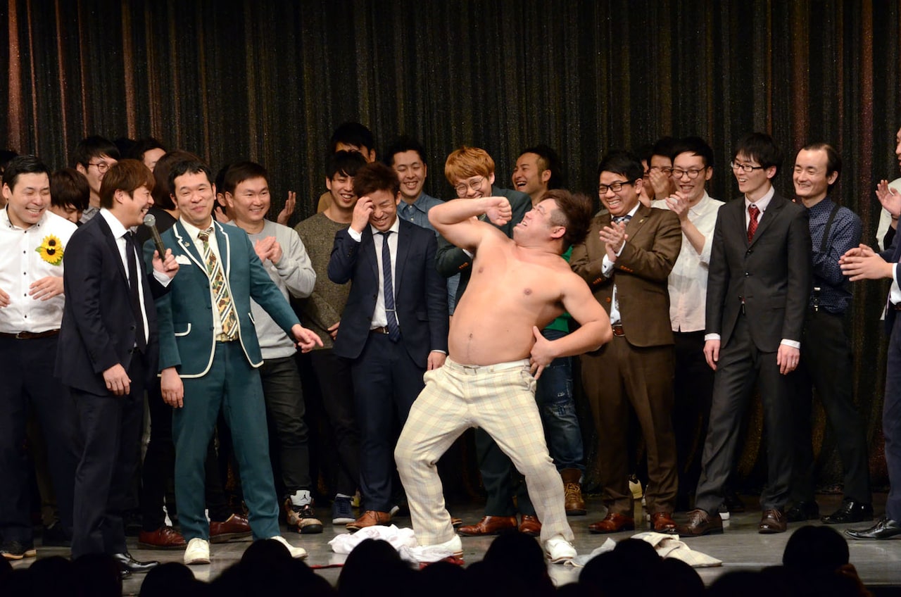 「体つきモノマネ」を披露するプラス・マイナス岩橋。