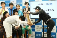 記者会見の様子。(c)松竹芸能/UUUM