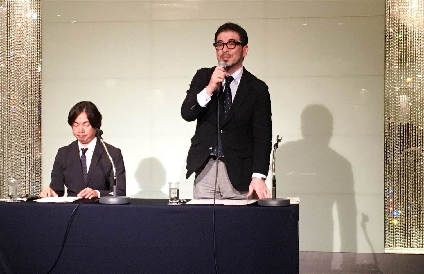 フジテレビの2017年4月改編発表会に出席するフジテレビ編成局次長・宮道治朗氏（右）。
