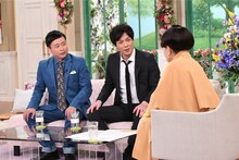 「徹子の部屋」に出演する（左から）次長課長、黒柳徹子。(c)テレビ朝日