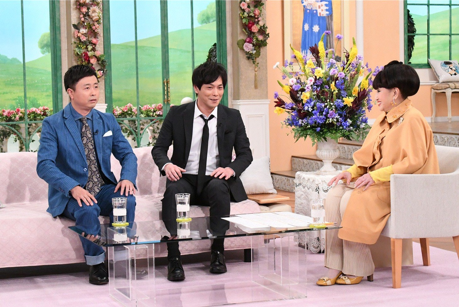 （左から）次長課長、黒柳徹子。(c)テレビ朝日