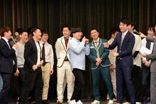 「IKKOゲーム」を展開するチョコレートプラネットとかまいたち濱家。