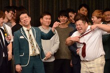 優勝した勢いで服を脱ぐプラス・マイナス岩橋。