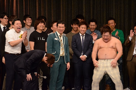 優勝した勢いで「体つきモノマネ」を披露するプラス・マイナス岩橋。