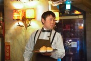 つぶやきシロー扮する喫茶店「愛琳」マスター。