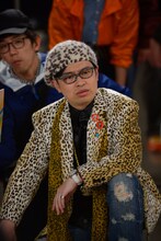 浜野謙太扮するドラマ監督・吉田根羽流。