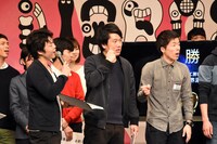 頬をつねって夢じゃないか確かめる「チーム 世界湯」のメンバー。