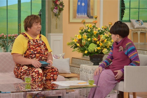 （左から）石塚英彦、黒柳徹子。(c)テレビ朝日