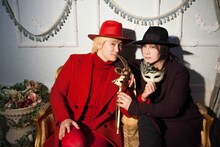 「モシモノふたり」で“お試し同居生活”を送る（左から）メイプル超合金カズレーザー、京本政樹。写真は同居生活中にスタジオで撮影した写真。(c)フジテレビ