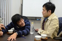 特典映像の内容を知ってうなだれるマッハスピード豪速球・坂巻（左）。