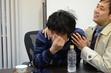特典内容を知って取り乱すマッハスピード豪速球・坂巻（左）と、それをなだめる相方・ガン太（右）。