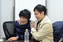 特典映像の内容を知って取り乱すマッハスピード豪速球・坂巻（左）と、それをなだめる相方・ガン太（右）。