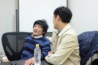 特典映像の内容を知ってうなだれるマッハスピード豪速球・坂巻（左）。