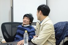 特典映像の内容を知ってうなだれるマッハスピード豪速球・坂巻（左）。