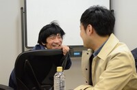 特典内容を知って取り乱すマッハスピード豪速球・坂巻（左）。