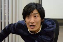 カメラを見つめながら「殺すぞ」とつぶやくマッハスピード豪速球・坂巻。