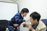 相方・ガン太（右）に殴りかかるマッハスピード豪速球・坂巻（左）。