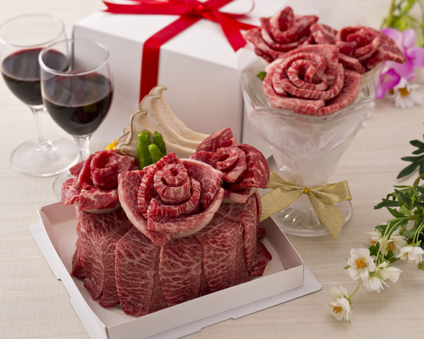 CMに登場するお祝い肉ケーキとお祝い肉ブーケ。