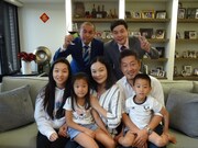 台湾を訪れるタカアンドトシ（後列）。(c)CTV