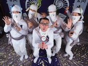 髭男爵ひぐち君(手前) (c)2017「流山三銃士」製作委員会