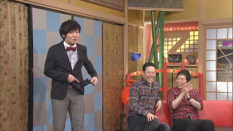 東野幸治（中央）に襲われる、タイムマシーン3号・山本（左）。(c)CBC