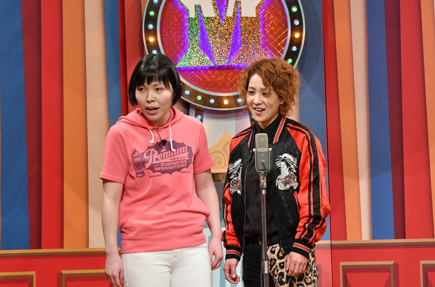 漫才でトークテーマを発表する尼神インター。(c)読売テレビ