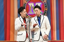 漫才でトークテーマを発表する吉田たち。(c)読売テレビ