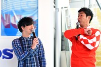 持ちギャグ「メンタル！」を披露するパンサー尾形。