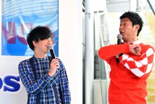 持ちギャグ「メンタル！」を披露するパンサー尾形。