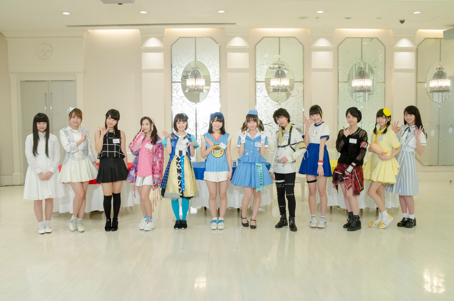 「アイドル・シャッフルドラマ選手権」に参加するアイドルたち。(c)MBS