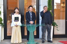 初回ゲストの松井玲奈、番組チェアマンのTKO（左から）。(c)MBS