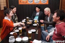 「ダウンタウンなう」の「本音でハシゴ酒」に出演する（左から）福田彩乃、野村周平、坂上忍、ダウンタウン。