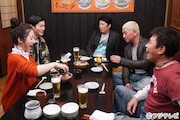 「ダウンタウンなう」の「本音でハシゴ酒」に出演する(左から)福田彩乃、野村周平、坂上忍、ダウンタウン。